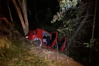 Veculo onde a vtima estava foi encontrado s margens da rodovia estadual. (Foto: Reproduo/PMR)