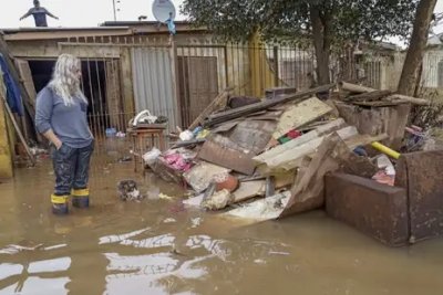 Ins da Silva olha os mveis da sua casa em rua alagada pela enchente no municpio de Eldorado do Sul. Foto: Bruno Peres/Agncia Brasil