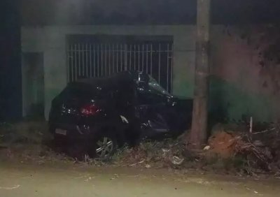 Carro destrudo aps bater em poste. (Foto: Direto das Ruas)