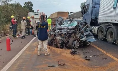 Carro totalmente destrudo aps acidente, policiais e bombeiros no local. (Foto: Leandro Holsbach)