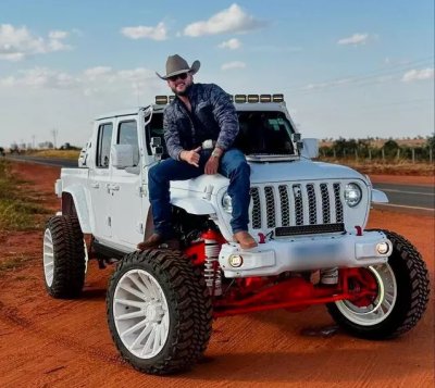 Influencer com o Jeep Gladiator Rubicon, que foi apreendido na madrugada desta sexta-feira. (Foto: Reproduo/ Instagram)