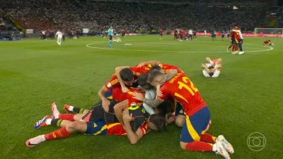 Jogadores da seleo espanhola comemoram ttulo no gramado do Estdio Olmpico de Berlim, na Alemanha. (Foto: Reproduo/Globoplay)