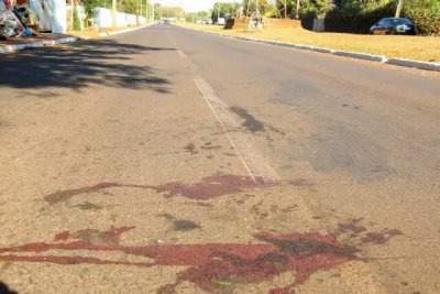 Sangue da vtima no local do atropelamento, na Guaicurus. (Foto: Juliano Almeida)