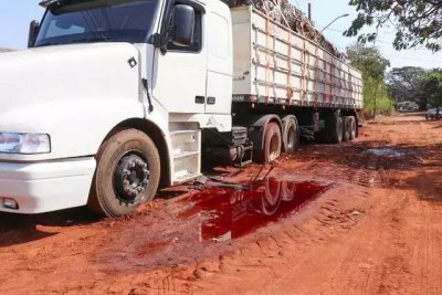 Camiho foi apreendido com drogas e ficou atolado em frente  Denar. (Foto: Henrique Kawaminami)