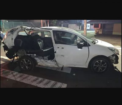 Citroen C3 com a lateral traseira destruda aps a batida (Foto: Direto das Ruas)