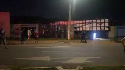 Caminho boiadeiro invadiu trs casas na noite deste sbado (Foto: Direto das Ruas)