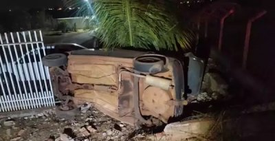 Carro conduzido pela vtima ficou totalmente destrudo. (Foto: Direto das Ruas)