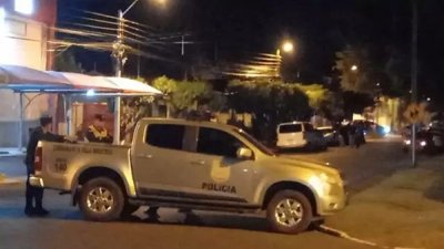 Viatura da Polcia Nacional perto da casa onde deputado foi ferido, em Pedro Juan (Foto: Marciano Candia)