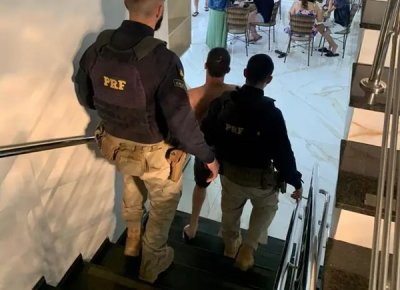 Momento em que foragido era retirado de hotel por policiais rodovirios federais (Foto: Divulgao)