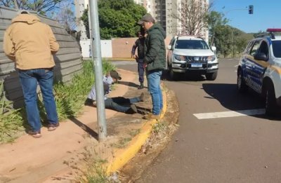 Momento em que Elias foi abordado pela equipe da Guarda Civil Metropolitana (Foto: Direto das Ruas)