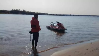 Mergulhador do Corpo de Bombeiros ao lado de jetski no Rio Paran (Foto: Site Costa Leste News)