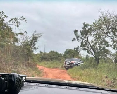 Policiais durante diligncias do caso, em aldeia de Caarap. (Foto: Divulgao)