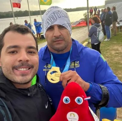 Aquidauanense Rafael Girotto segurando o mascote dos Jogos Olmpicos e Fernando Rufino