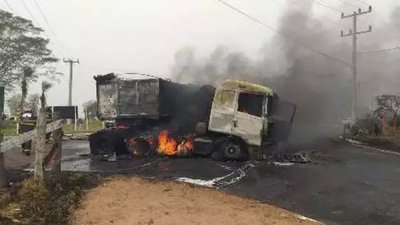 Uma das carretas ainda pegando fogo no local do acidente. (Foto: Jatob News)