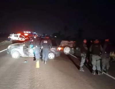 Equipes policiais na rodovia junto com o carro dirigido pelo suspeito (Foto: Divulgao)