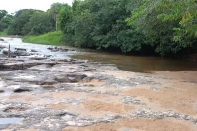 Rio Aquidauana em Rochedo onde o corpo da mulher foi encontrado (Foto: MS Norte)