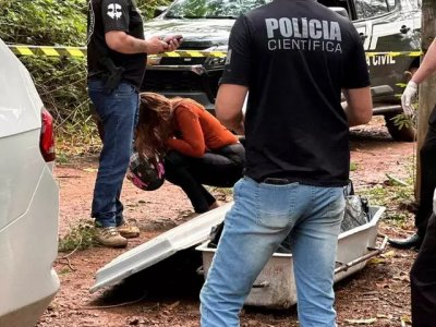 Me da vtima chora agachada ao lado do corpo do filho (Foto: Marcos Maluf)