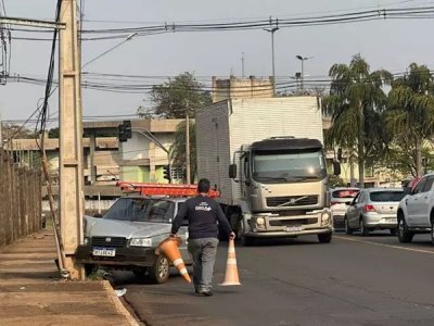 Acidente acontece nesta manh na Rua Joaquim Murtinho (Foto: Marcos Maluf)