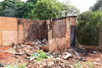 Chamas destruram a casa onde o motorista mora (Foto: Henrique Kawaminami)