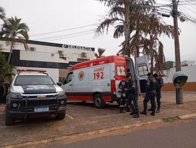 Viaturas do Samu e PM em frente  6 Delegacia de Polcia Civil de Campo Grande. (Foto: Ana Beatriz Rodrigues)