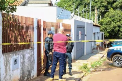 Policiais militares no local onde ocorreu o crime na manh deste domingo (Foto: Enryck Sena )