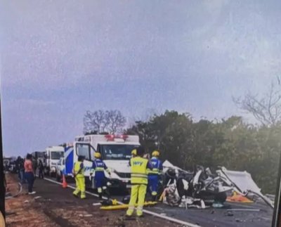 Veculo Gol ficou totalmente destrudo aps o acidente (Foto: Paranaba Notcia)