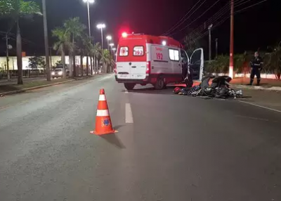 Jovens cados em avenida depois de acidente. (Foto: JP News)