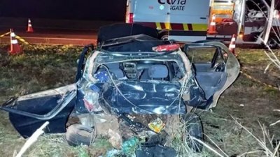 Carro destrudo em acidente na cidade de Dourados. (Foto: Leandro Holsbach)