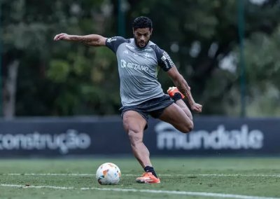 Hulk prepara o chute com o p esquerdo em treino (Fotos: Pedro Souza/Atltico-MG)