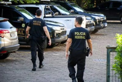 Policiais federais no estacionamento do Tribunal de Justia de Mato Grosso do Sul (Foto: Henrique Kawaminami)