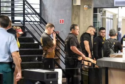 Movimentao de policiais federais nesta manh do Tribunal de Justia de Mato Grosso do Sul (Foto: Henrique Kawaminami)