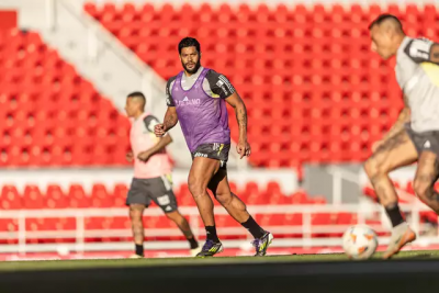 Hulk, ao centro, observa chileno Vargas com a bola em treino (Foto: Pedro Souza/Atltico-MG)