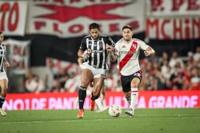 Hulk disputa a bola com jogador argentino no gramado do Ms Monumental, em Buenos Aires. (Foto: Pedro Souza/Atltico-MG)