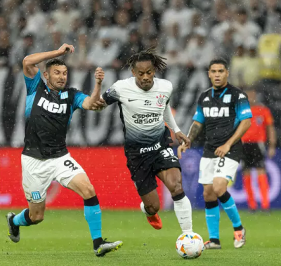 Meia peruano Carrillo tenta escapar da marcao argentina (Foto: Rodrigo Coca/Agncia Corinthians)