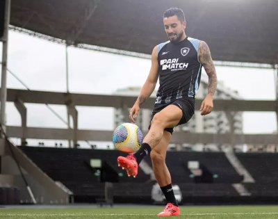 Lateral Alex Telles brinca com a bola em treino (Foto: Vitor Silva/Botafogo)