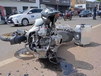 Motocicleta teve a frente destruda na coliso (Foto: Ana Beatriz Rodrigues)