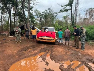 Agentes da Senad ao lado dos quatro homens presos em rea de produo de maconha (Foto: Divulgao)