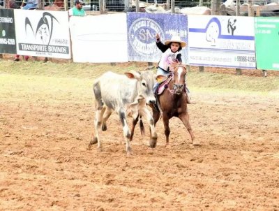 Alice encanta toda a plateia nas competies de Lao Comprido por onde passa (Foto: Arquivo Pessoal)