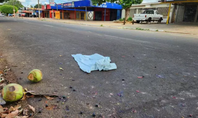 Nesta manh ainda era possvel encontrar vestgios do acidente, como manchas de sangue no cho (Foto: Geniffer Valeriano)