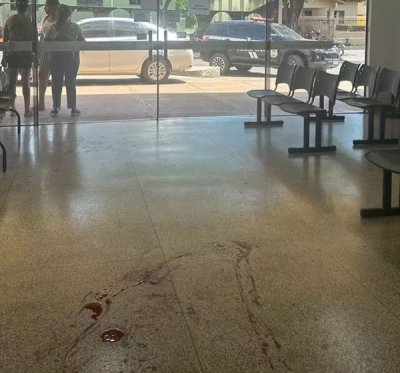 Poas de sangue na recepo do posto de sade onde mdico foi esfaqueado e morreu (Foto: Direto das Ruas)