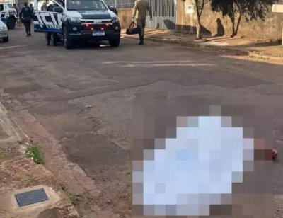 Corpo da vtima cado na rua aps o bito ser constatado (Foto: Direto das Ruas)