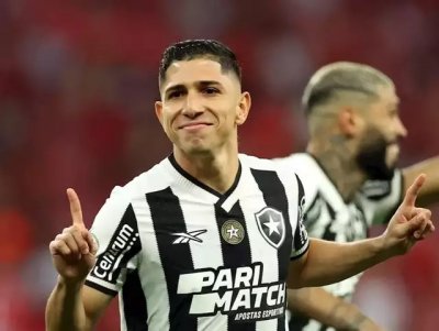 Savarino comemora gol da partida disputada no Beira-Rio. (Foto: Vitor Silva/Botafogo)