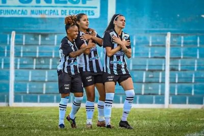 Jogadoras do Galo comemoram vitria com abrao no gramado. (Foto: Rodrigo Moreira/FFMS)