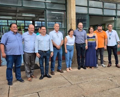 Autoridades durante visita de autoridades  Escola CEJAR