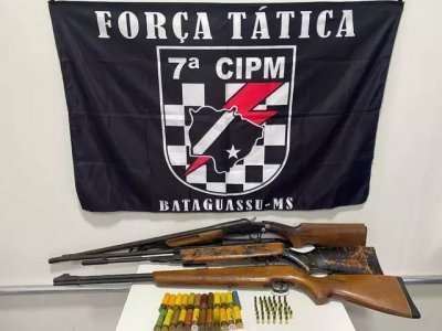 Armas apreendidas pela PM com o servidor pblico (Foto: Divulgao/PMMS)