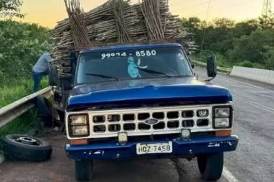 Camionete estava carregada com mandioca (foto: Dourados News)