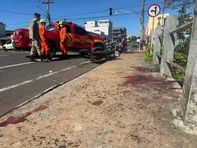 Sangue da vtima na calada e moto ao fundo (Foto: Marcos Maluf)