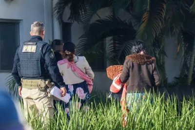 Mulheres chegando  Depac Cepol, na manh desta sexta-feira (Foto: Henrique Kawaminami)