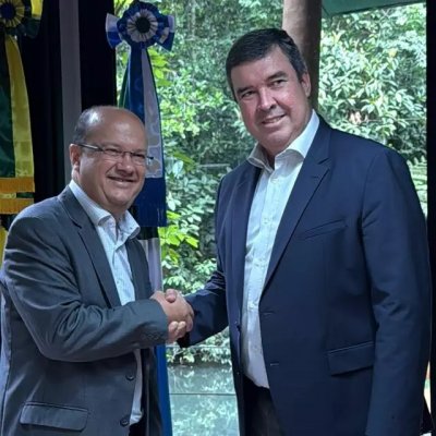 De braos dados, da esquerda para a direita o vice-governador Jos Carlos Barbosa, o Barbosinha (PSD) com o governador Eduardo Riedel (PSDB), no Receptivo do Parque do Prosa (Foto: Instagram)