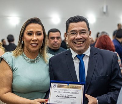 Cynthia ao lado de Douglas no momento em que ele recebeu o Titulo de Cidado Anastaciano no ano passado. Foto Lucas Fialho